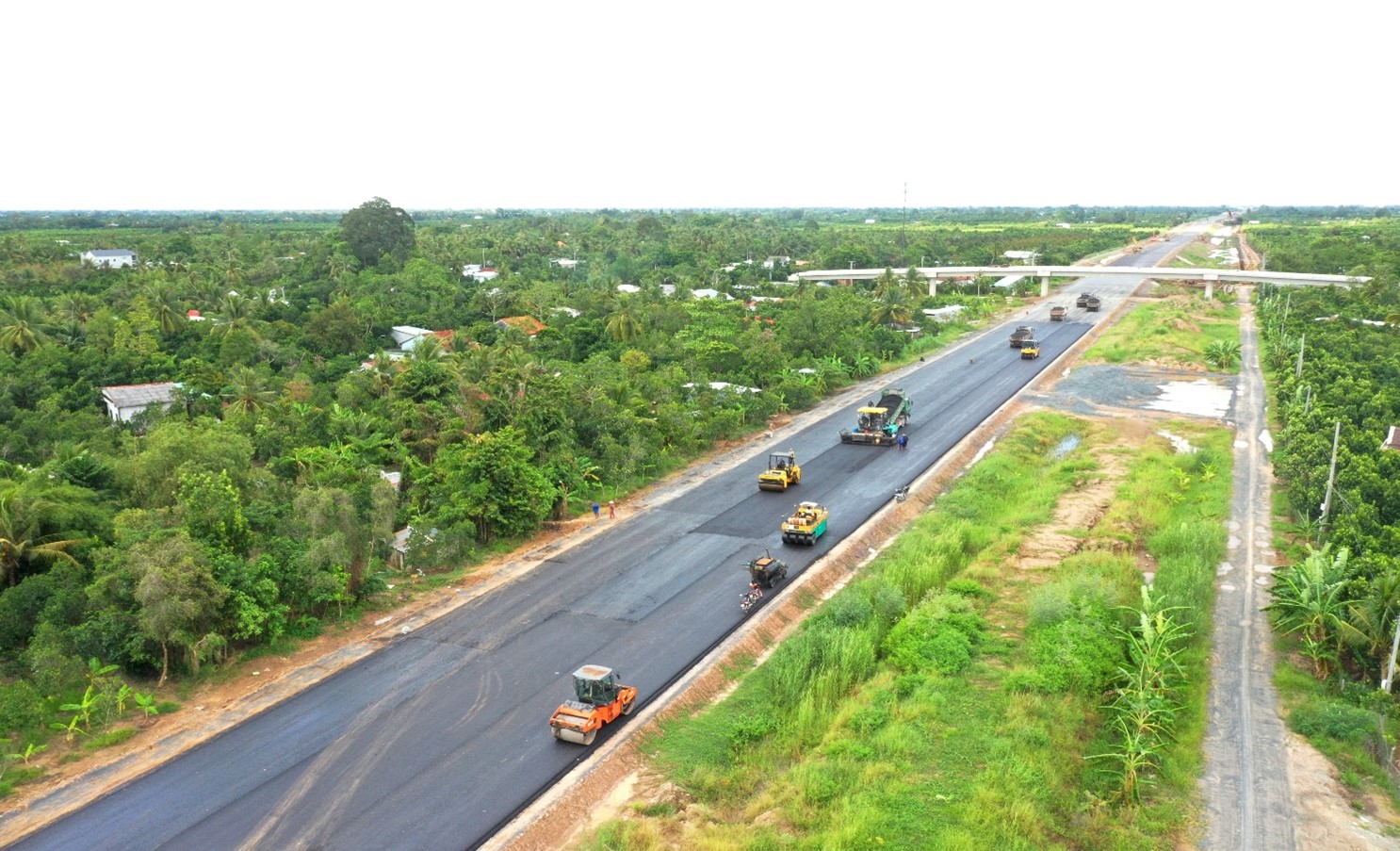Trung Luong - My Thuan Expressway focuses on construction to complete the project by the end of the year.