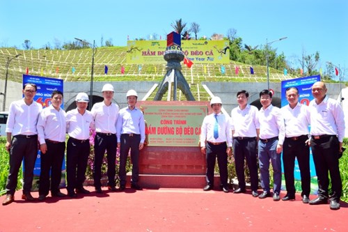 Hầm Đèo Cả được gắn biển công trình tiêu biểu.
