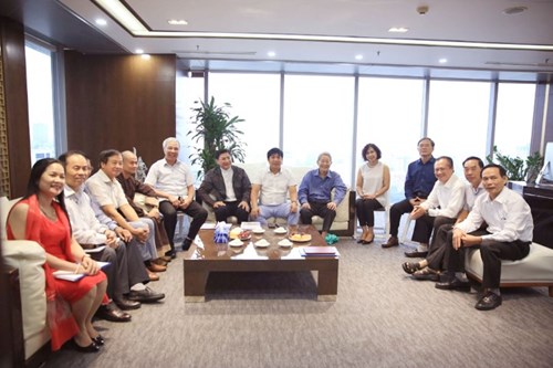 Chủ tịch Hồ Minh Hoàng và các cộng sự. 