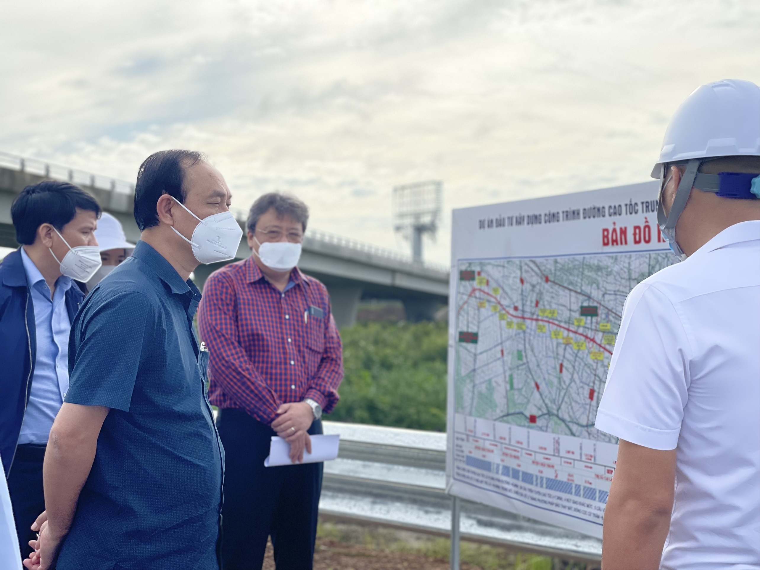 Tổng Giám đốc Nguyễn Tấn Đông báo cáo tiến độ thực hiện dự án